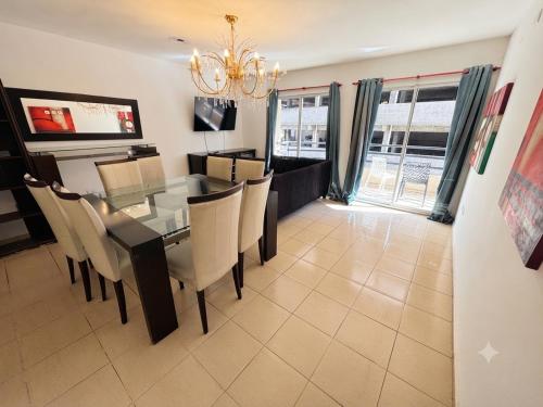 a dining room and living room with a dining table and chairs at Moderno dpto céntrico CNH in Santiago del Estero