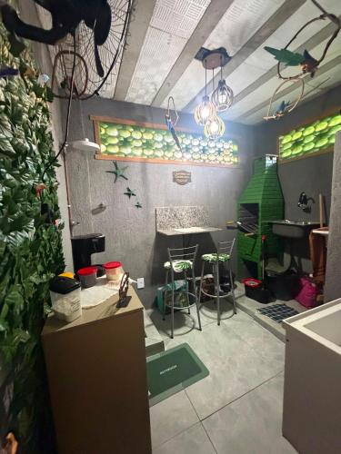 a room with a table and a green wall at Refúgio do mar casa de praia em Saquarema in Saquarema