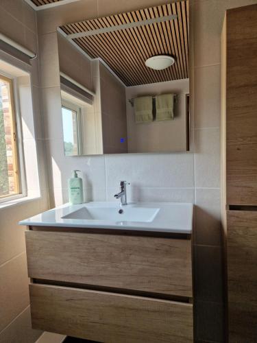 a bathroom with a sink and a mirror at B&B Cortijo Nunca Pense in Órgiva