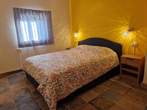 a bedroom with a bed and a window at B&B Cortijo Nunca Pense in Órgiva