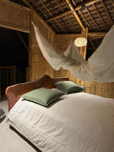 a bedroom with a bed with a hammock above it at Kapiro Ecolodge Satipo in Satipo