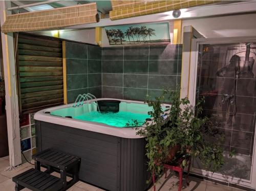 a jacuzzi tub with a bench in a house at Villa Ti Balcon avec jacuzzi in Fort-de-France