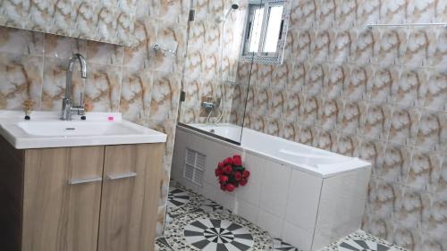 ein Badezimmer mit Waschbecken und Badewanne in der Unterkunft Breath Hôtel in Île Vitré