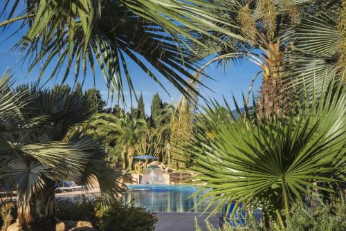 La alberca dentro o cerca de Lantana Resort Hotel&Apartments