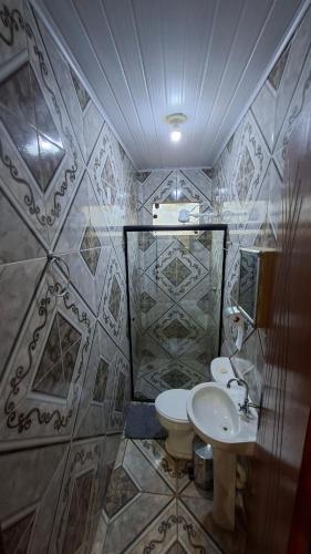 a bathroom with a toilet and a sink at Studio Executivo Completo com Garagem , Ar e Wi-fi in Parauapebas