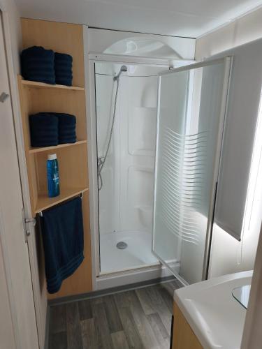 a bathroom with a shower with a glass shower stall at Residencial Robles in Sanlúcar de Barrameda