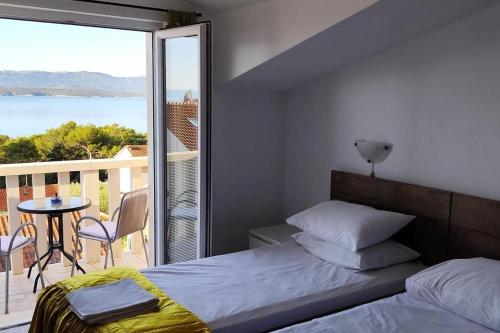 Apartments with parking space Bol, Brac - 27896