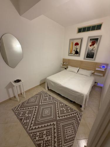 ein Schlafzimmer mit einem Bett und einem Teppich in der Unterkunft Dimora morgese in Castellana Grotte