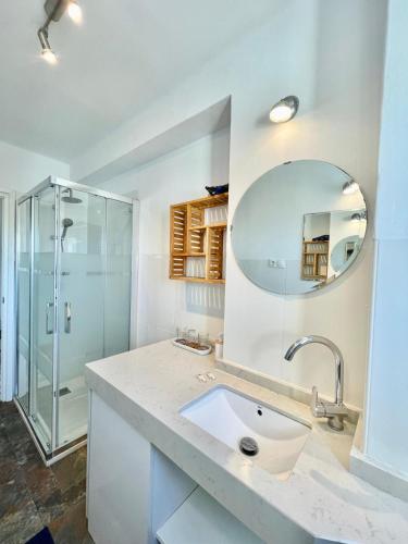 a bathroom with a sink and a shower at Apartamento El Nido in Torre del Mar