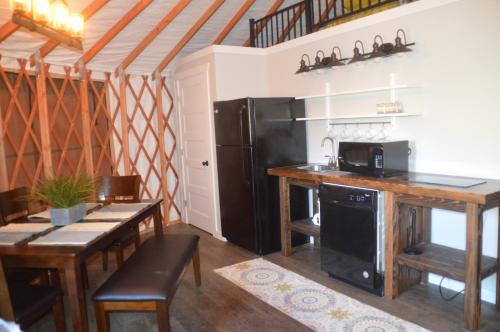 Η κουζίνα ή μικρή κουζίνα στο Escalante Yurts - Luxury Lodging
