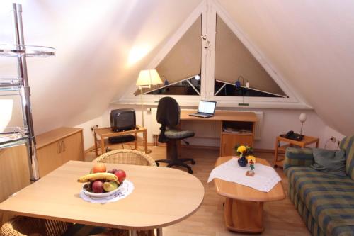 ein Wohnzimmer mit einem Tisch mit einer Obstschale darauf in der Unterkunft Ferienhof Lafrenz in Cuxhaven