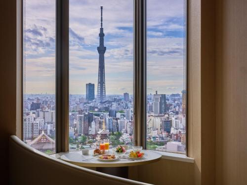 a room with a view of the tokyo tower at Asakusa View Hotel in Tokyo