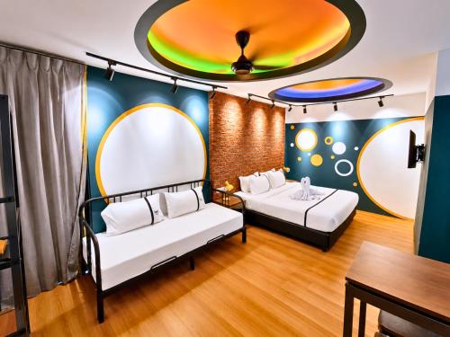 a room with two beds and a ceiling with mirrors at Seeds Hotel Chow Kit in Kuala Lumpur