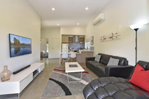 Gallery image of Ironbark Hill Villa 5 Vermentino in Pokolbin