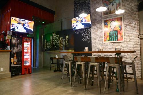 a bar with chairs and tables in a restaurant at Select Hotel in Palmas