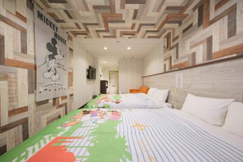 two twin beds in a room with a ceiling at R Hotel - Vacation STAY 19199 in Chiba