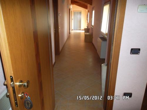 a hallway with a door leading into a room at Albergo Le Piante in Manerba del Garda