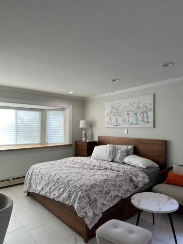 a bedroom with a large bed and a couch at 温哥华列治文别墅民宿33 in Richmond