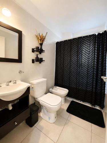 a bathroom with a toilet and a sink and a shower at Bohemian dream in Ezeiza