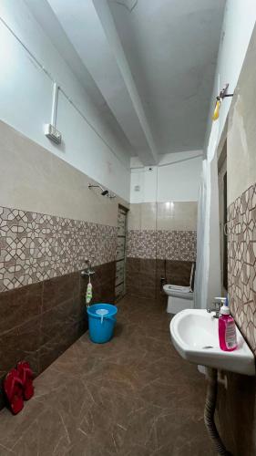 ein Badezimmer mit Toilette und Waschbecken in der Unterkunft Aroha Inn in Jorhat