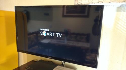 a computer monitor with the words start tv on it at Chalé no Centro de Canela in Canela