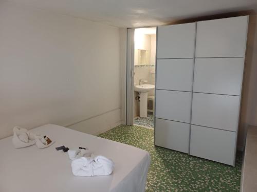 a room with a bed with towels on it at Il Casale Apartament&Rooms in Burgio