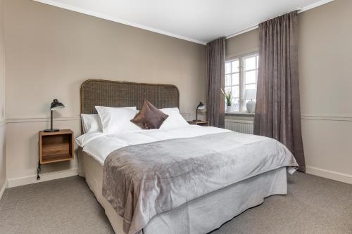 a bedroom with a large bed and a window at Brunnsvik Hotell & Konferens in Ludvika
