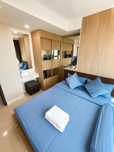 a bedroom with a blue bed with blue sheets at Sea View Room - Infinity Pool near Terminal 21 in Pattaya