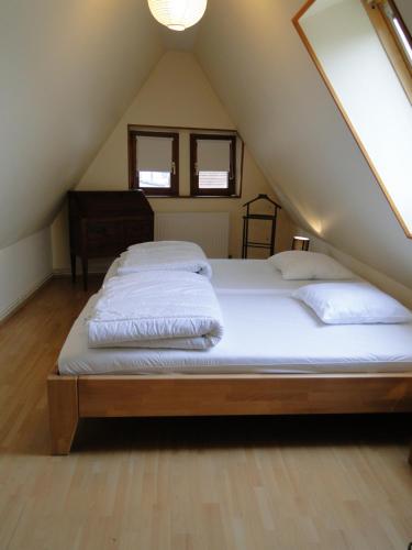 1 dormitorio con 2 camas en un ático en Le Loft a La couronne centre ville de Barr, en Barr