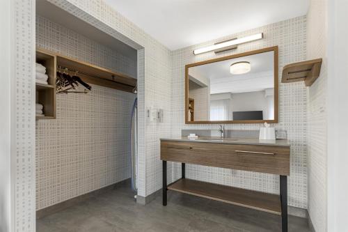 a bathroom with a sink and a mirror at Hampton Inn & Suites Pittsburgh-Meadow Lands in Washington