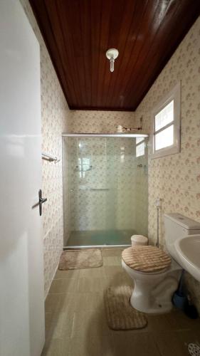 a bathroom with a shower and a toilet and a sink at Casa da Paz - Gravatá in Gravatá