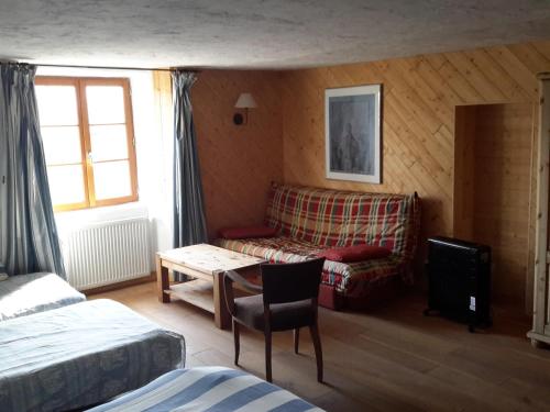 ein Schlafzimmer mit einem Sofa und einem Tisch in einem Zimmer in der Unterkunft Casa Arnera in Andon