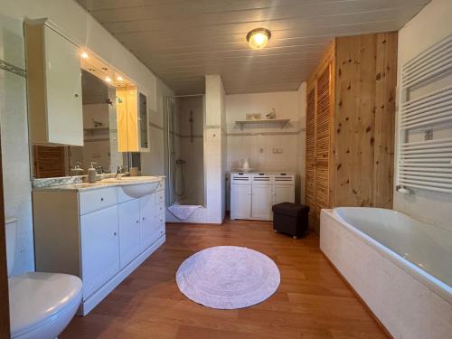 a bathroom with a tub and a sink and a bath tub at Ferienhaus Eichenallee in Massow