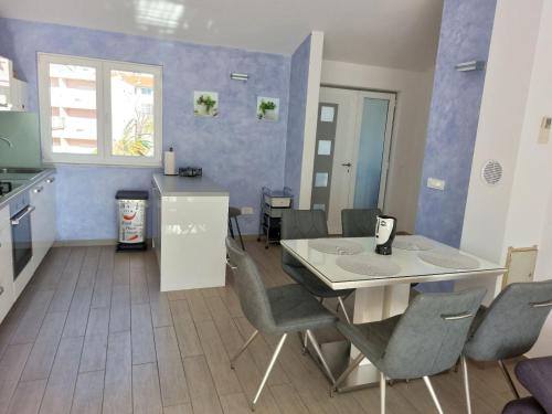 Villa Ni i Makarska -Two Bedroom Apartment With Terrace And Hot Tub Lux F