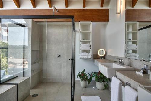 Bilik mandi di Hotel & Spa Saint Michel