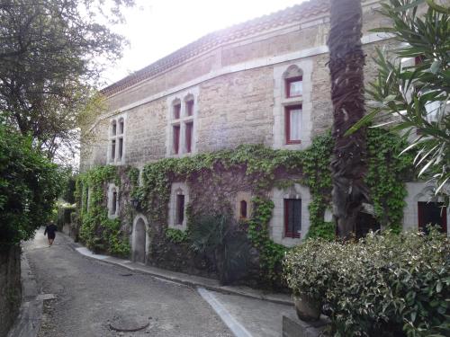 an old building with ivy on the side of it at Hotel Uhainak in Hendaye