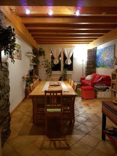 een woonkamer met een tafel en een rode bank bij B&B La Cà De La Frà in Gravedona