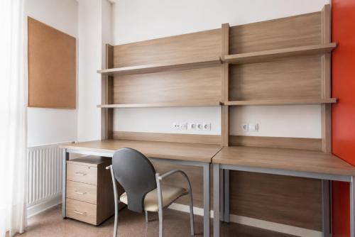 a desk and a chair in a room at Residencia Universitaria Resa Manuel Agud Querol in San Sebastián