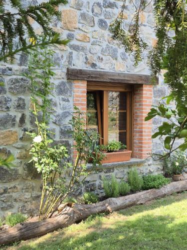 a window of a stone building with a window box at El Conventu del Asturcon in Lago