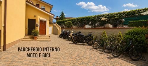 a group of motorcycles parked next to a building at Complesso Turistico Aurora - camere & Appartamenti in Poggio Picenze