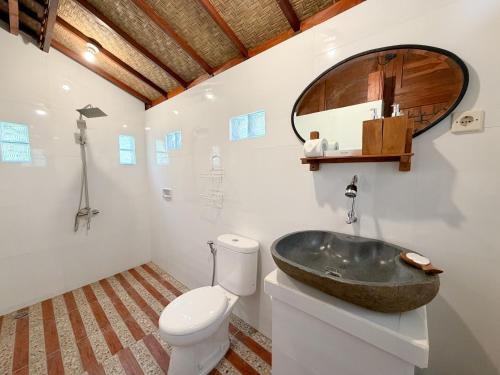 a bathroom with a sink and a toilet at Pondok Risky in Tegalalang