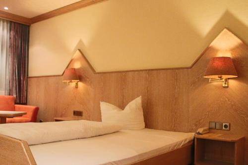 Ένα ή περισσότερα κρεβάτια σε δωμάτιο στο Central-Hotel