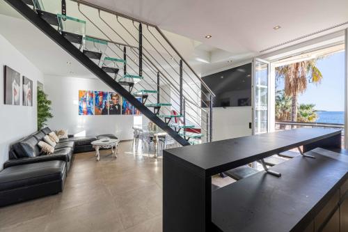 REF 1961 - Cannes Seafront penthouse - Ten mins to the Palais des Festivals