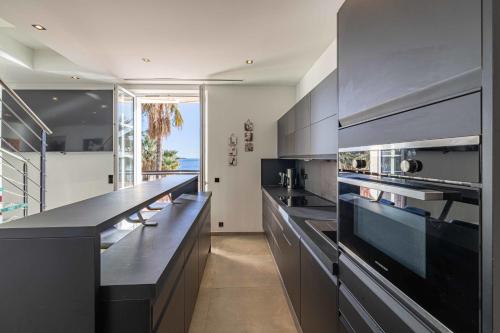 REF 1961 - Cannes Seafront penthouse - Ten mins to the Palais des Festivals