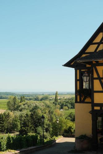 a building with a view of the countryside at Hôtel Arnold in Itterswiller