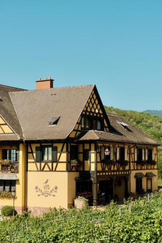 a house in the middle of a vineyard at Hôtel Arnold in Itterswiller