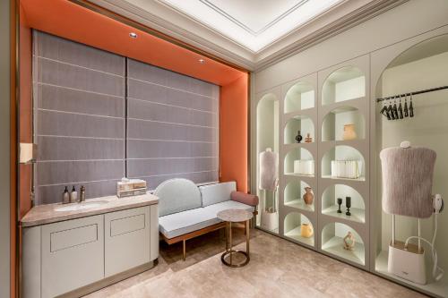 a dressing room with a bench and a mirror at Mercure Kunming Wujiaba in Kunming