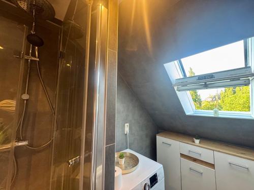 a bathroom with a shower and a sink at 3 Zimmer Ferienwohnung Greizer Straße in Reichenbach im Vogtland