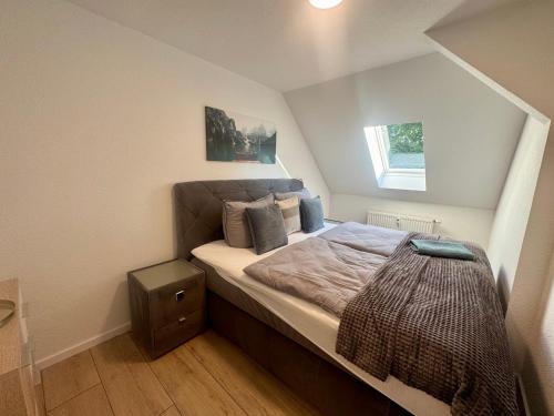 a small bedroom with a bed in a attic at 3 Zimmer Ferienwohnung Greizer Straße in Reichenbach im Vogtland
