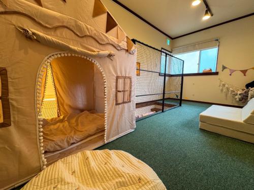 a room with a play room with a igloo at Moro伊豆の国 in Izunokuni